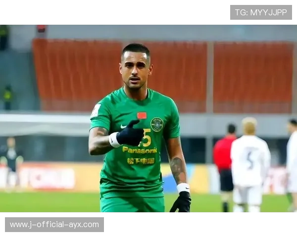 上海海港莱昂纳多边路突破创造威胁：从场上技艺到生活灵感